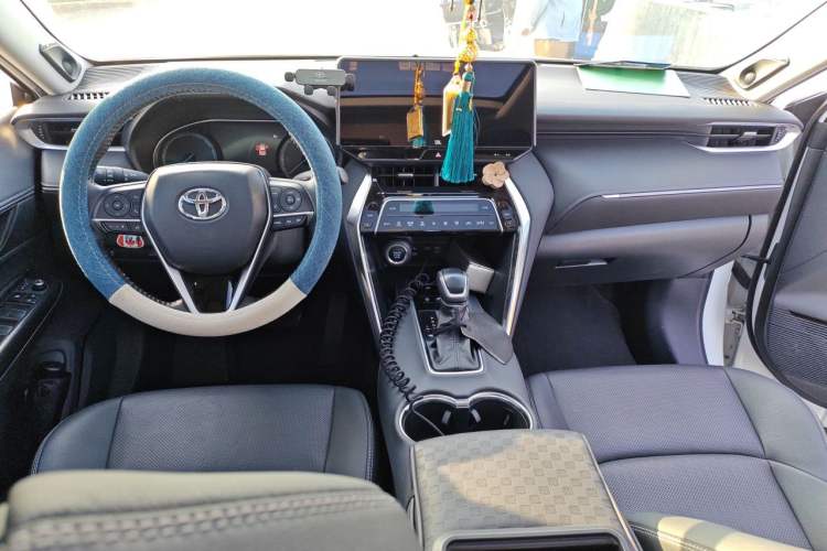 Used Toyota Venza 2022 2.0L CVT Two-Wheel Drive Prestige Edition Center Console