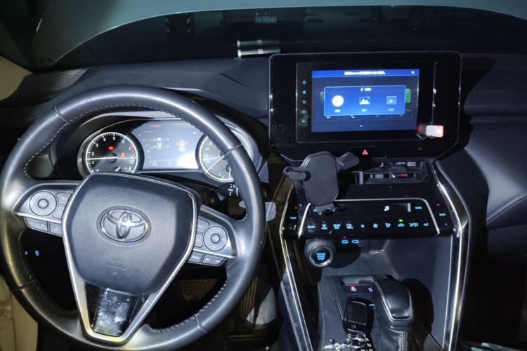 Used Toyota Venza 2022 2.0L CVT Two-Wheel Drive Luxury Edition Center Console