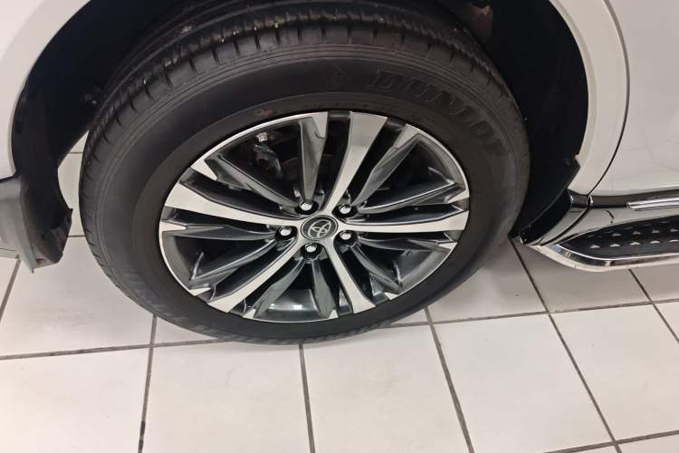 Used Toyota Venza 2022 2.0L CVT Two-Wheel Drive Luxury Edition Exterior 3
