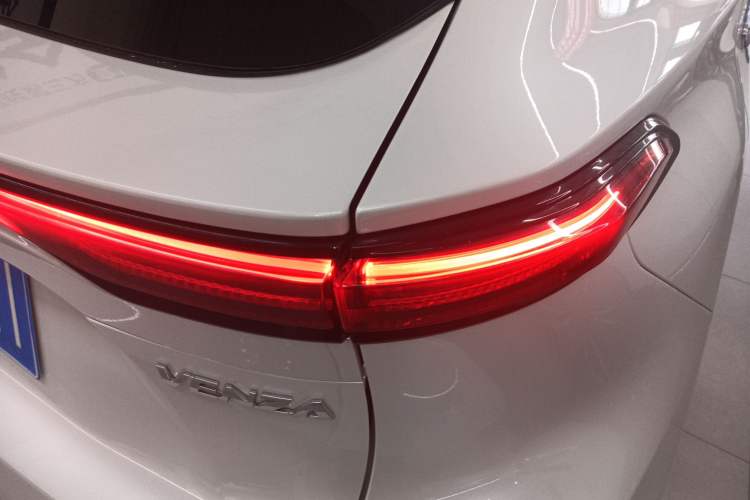 Used Toyota Venza 2022 2.0L CVT Two-Wheel Drive Prestige Edition Exterior 6