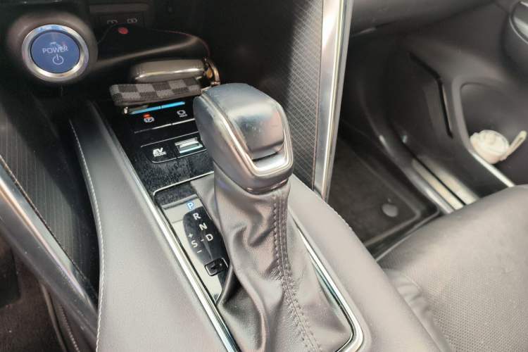 Used Toyota Venza 2022 Dual-Engine 2.5L CVT Four-Wheel Drive Supreme Edition Gear Lever