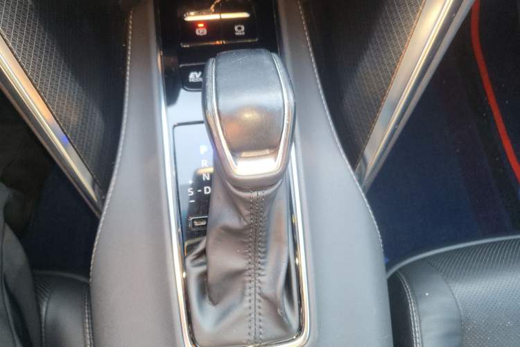 Used Toyota Venza 2022 Dual-Engine 2.5L CVT Four-Wheel Drive Supreme Edition Gear Lever