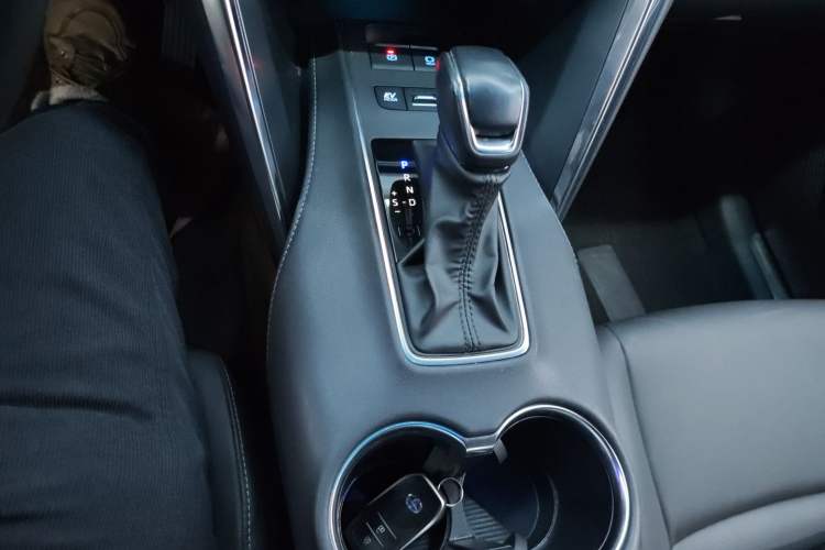 Used Toyota Venza 2022 Dual-Engine 2.5L CVT Two-Wheel Drive Luxury Edition Gear Lever