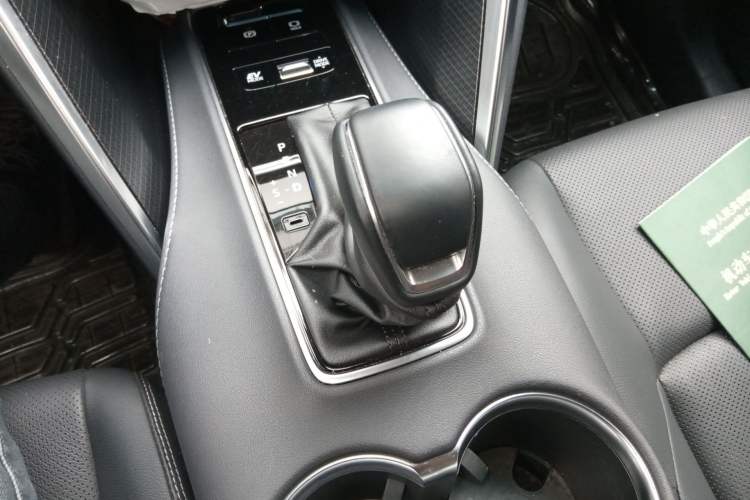Used Toyota Venza 2022 Dual-Engine 2.5L CVT Two-Wheel Drive Prestige Edition Gear Lever