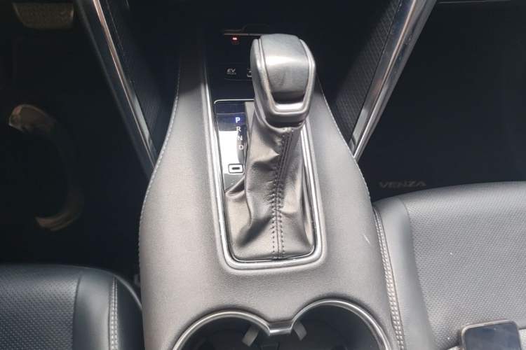 Used Toyota Venza 2022 Dual-Engine 2.5L CVT Four-Wheel Drive Supreme Edition Gear Lever