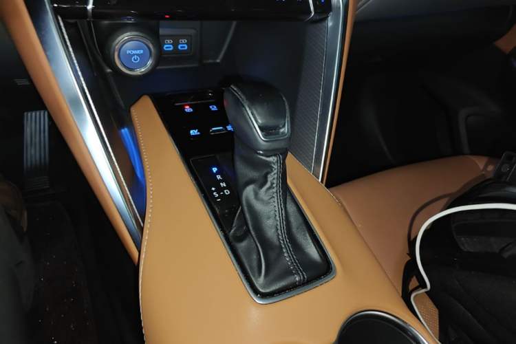 Used Toyota Venza 2022 Dual-Engine 2.5L CVT Two-Wheel Drive Prestige Edition Gear Lever
