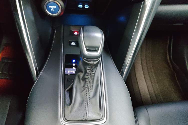 Used Toyota Venza 2022 Dual-Engine 2.5L CVT Two-Wheel Drive Luxury Edition Gear Lever