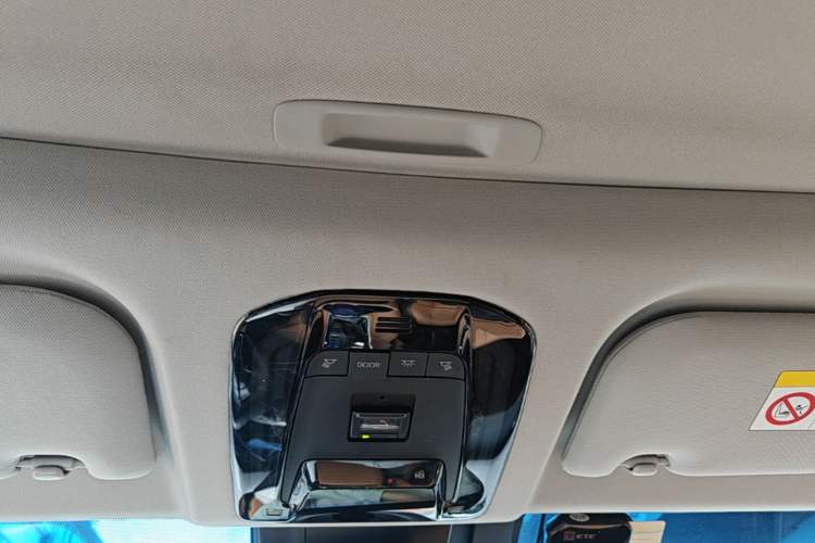 Used Toyota Venza 2022 2.0L CVT Two-Wheel Drive Prestige Edition Headliner