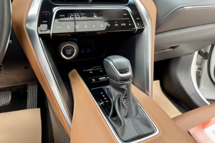 Used Toyota Venza 2022 2.0L CVT Two-Wheel Drive Prestige Edition Interior 10