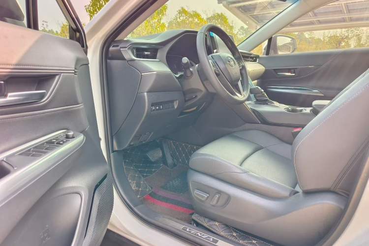 Used Toyota Venza 2022 2.0L CVT Two-Wheel Drive Luxury Edition Interior 4