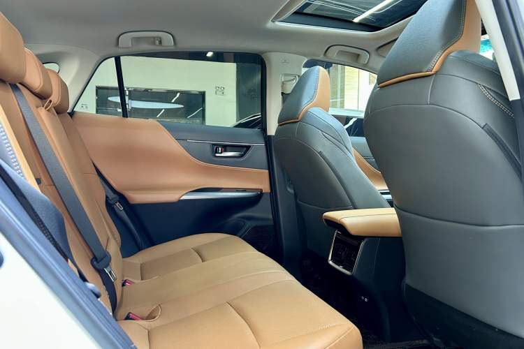 Used Toyota Venza 2022 2.0L CVT Two-Wheel Drive Prestige Edition Interior 5