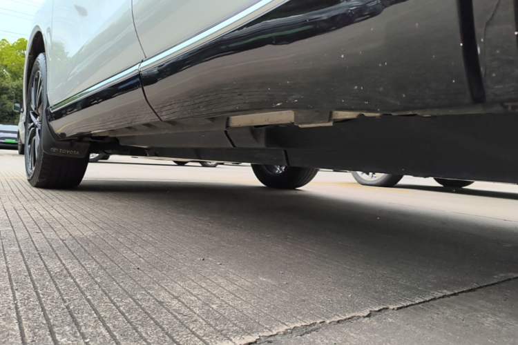 Used Toyota Venza 2022 2.0L CVT Two-Wheel Drive Prestige Edition Left Side Sill
