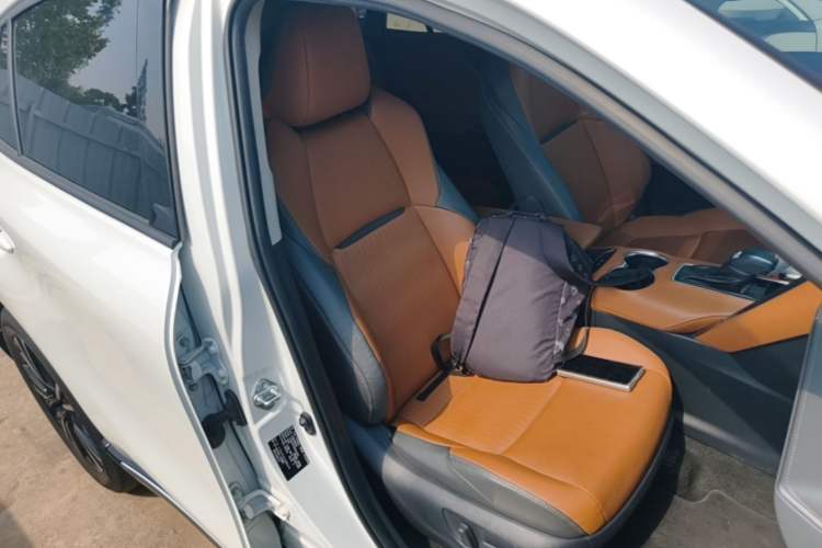 Used Toyota Venza 2022 2.0L CVT Two-Wheel Drive Prestige Edition Right Front Seat