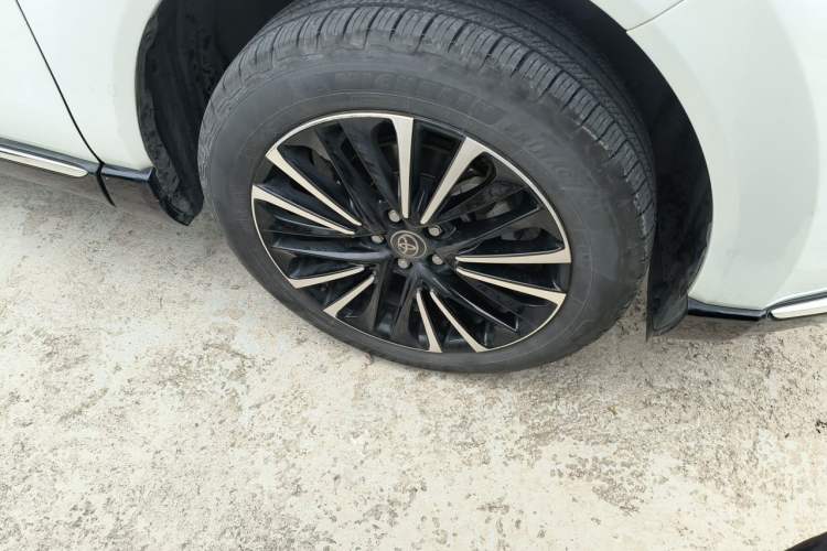 Used Toyota Venza 2022 Dual-Engine 2.5L CVT Four-Wheel Drive Supreme Edition Right Front Wheel Hub