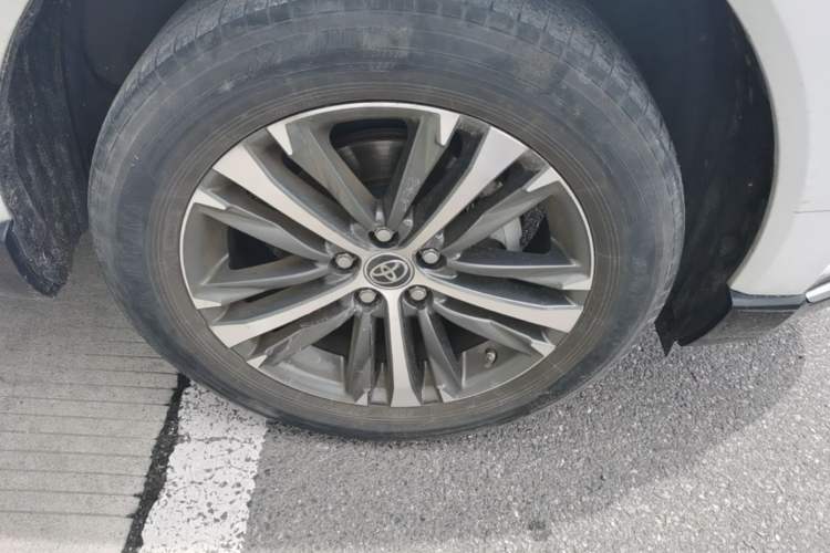 Used Toyota Venza 2022 2.0L CVT Two-Wheel Drive Luxury Edition Right Front Wheel Hub