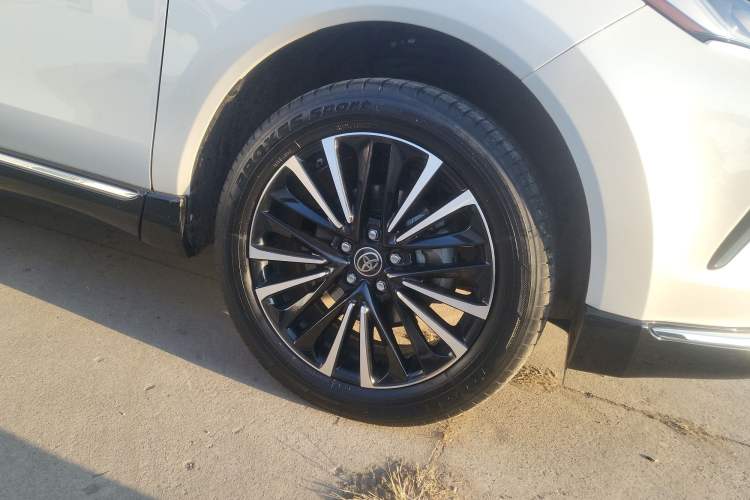 Used Toyota Venza 2022 Dual-Engine 2.5L CVT Four-Wheel Drive Supreme Edition Right Front Wheel Hub