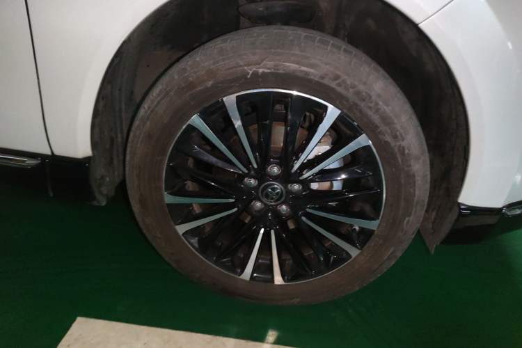 Used Toyota Venza 2022 Dual-Engine 2.5L CVT Two-Wheel Drive Prestige Edition Right Front Wheel Hub