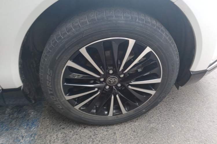 Used Toyota Venza 2022 Dual-Engine 2.5L CVT Four-Wheel Drive Supreme Edition Right Front Wheel Hub