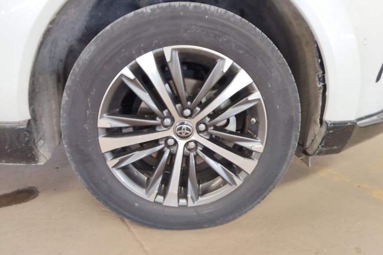 Used Toyota Venza 2022 2.0L CVT Two-Wheel Drive Luxury Edition Right Front Wheel Hub