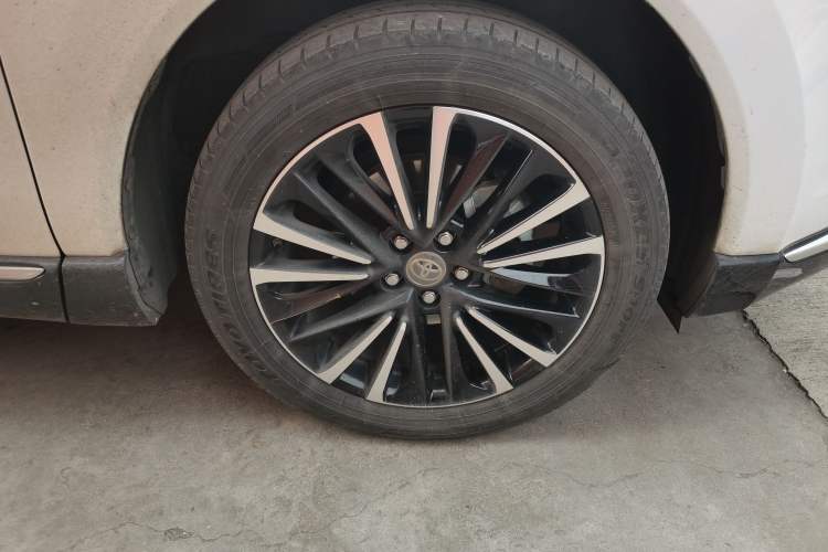 Used Toyota Venza 2022 Dual-Engine 2.5L CVT Two-Wheel Drive Prestige Edition Right Front Wheel Hub