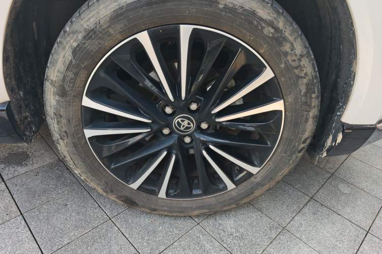 Used Toyota Venza 2022 Dual-Engine 2.5L CVT Two-Wheel Drive Prestige Edition Right Front Wheel Hub