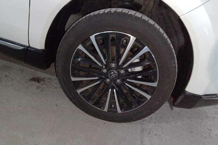 Used Toyota Venza 2022 Dual-Engine 2.5L CVT Two-Wheel Drive Prestige Edition Right Front Wheel Hub