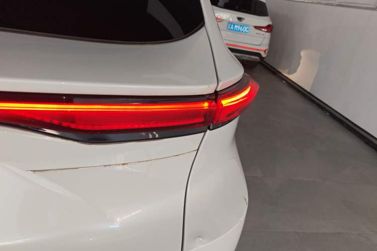 Used Toyota Venza 2022 Dual-Engine 2.5L CVT Two-Wheel Drive Luxury Edition Right Rear Taillight