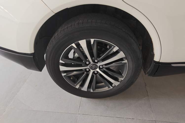 Used Toyota Venza 2022 Dual-Engine 2.5L CVT Two-Wheel Drive Luxury Edition Right Rear Wheel Hub