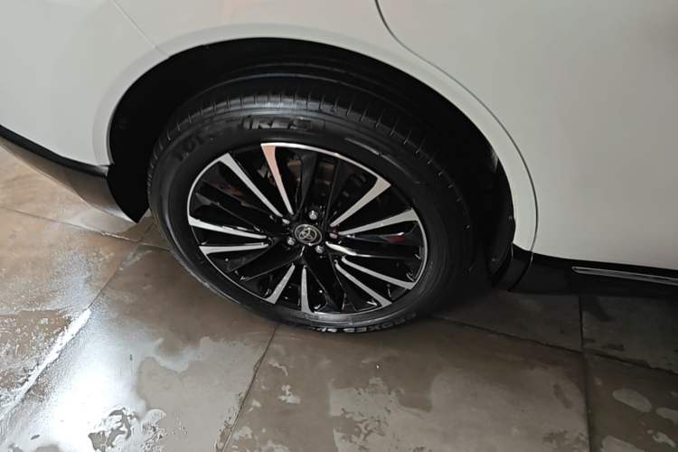 Used Toyota Venza 2022 Dual-Engine 2.5L CVT Two-Wheel Drive Prestige Edition Right Rear Wheel Hub
