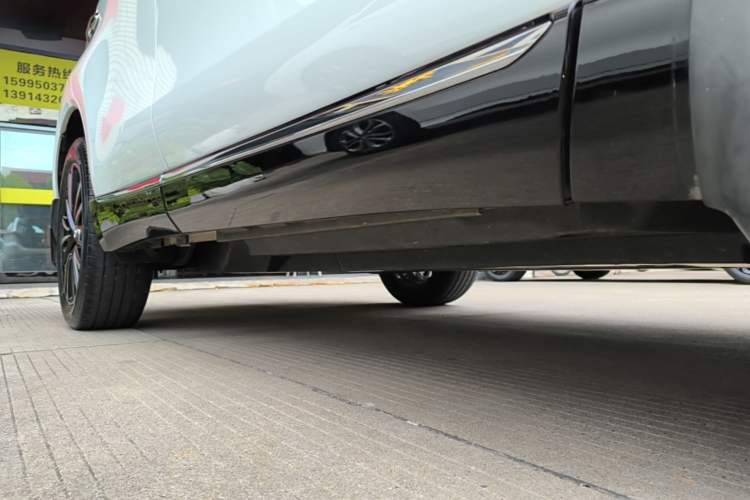 Used Toyota Venza 2022 2.0L CVT Two-Wheel Drive Prestige Edition Right Side Sill