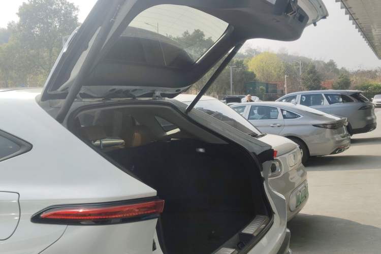 Used Toyota Venza 2022 2.0L CVT Four-Wheel Drive Supreme Edition Trunk