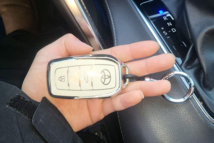 Used Toyota Venza 2022 Dual-Engine 2.5L CVT Four-Wheel Drive Supreme Edition Vehicle Key