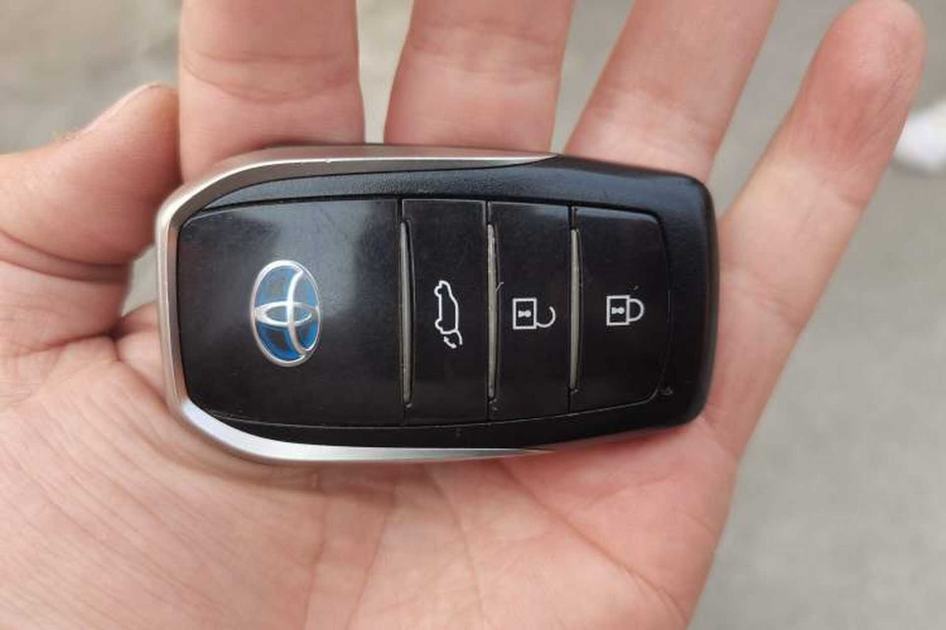 Used Toyota Venza 2022 Dual-Engine 2.5L CVT Two-Wheel Drive Prestige Edition Vehicle Key