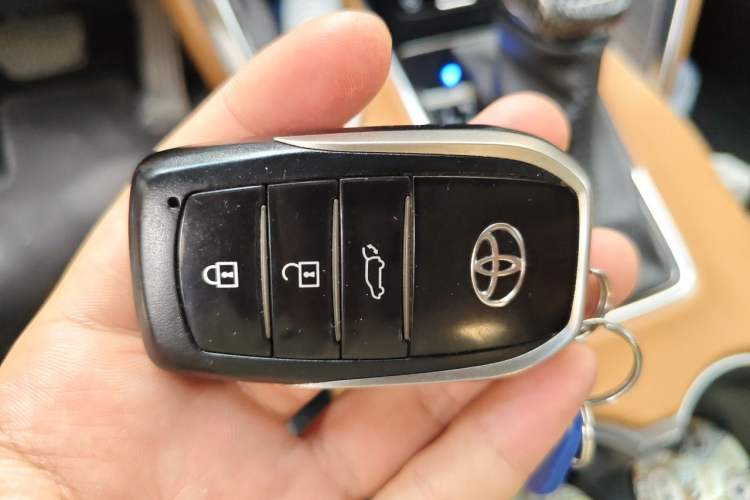 Used Toyota Venza 2022 2.0L CVT Two-Wheel Drive Prestige Edition Vehicle Key