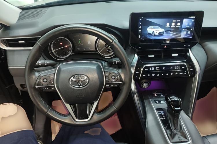 Used Toyota Venza 2023 2.0L CVT Two-Wheel Drive Luxury Edition Center Console