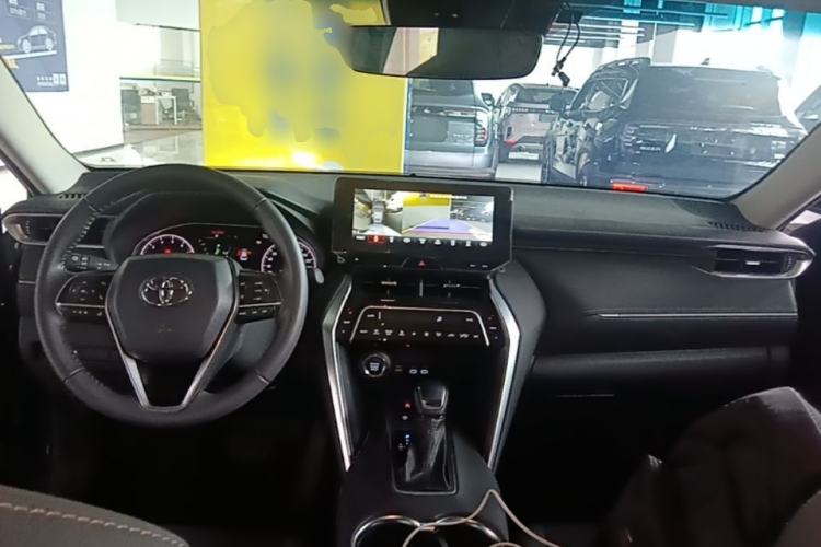 Used Toyota Venza 2023 2.0L CVT Two-Wheel Drive Luxury Edition Center Console
