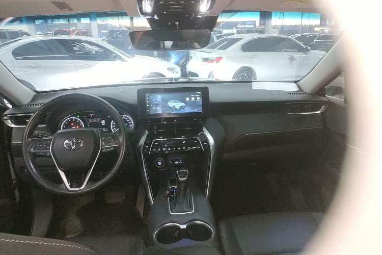 Used Toyota Venza 2023 2.0L CVT Two-Wheel Drive Luxury Edition Center Console