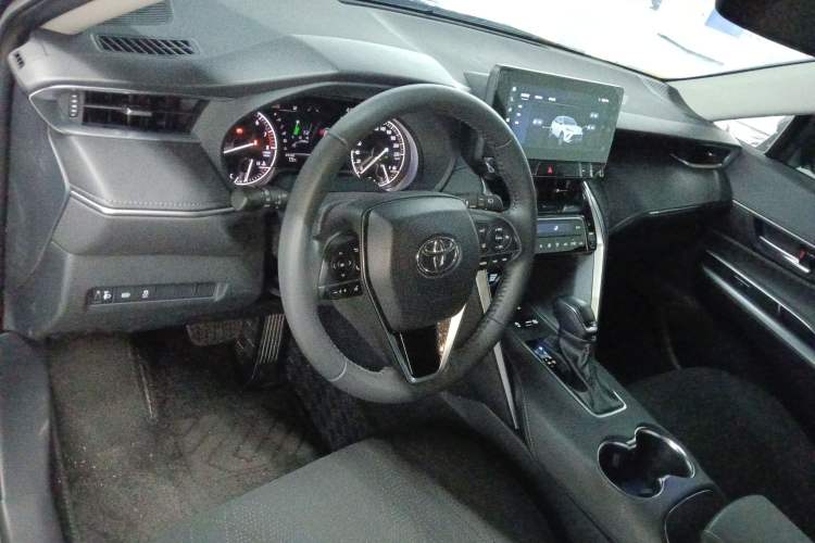 Used Toyota Venza 2023 2.0L CVT Two-Wheel Drive Luxury Edition Center Console