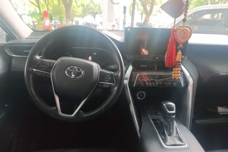 Used Toyota Venza 2023 2.0L CVT Two-Wheel Drive Luxury Edition Center Console