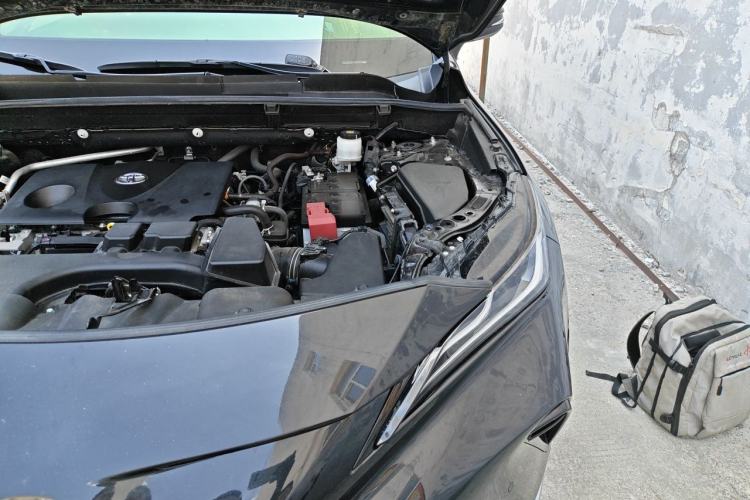 Used Toyota Venza 2023 2.0L CVT Two-Wheel Drive Prestige Version Engine Bay Left