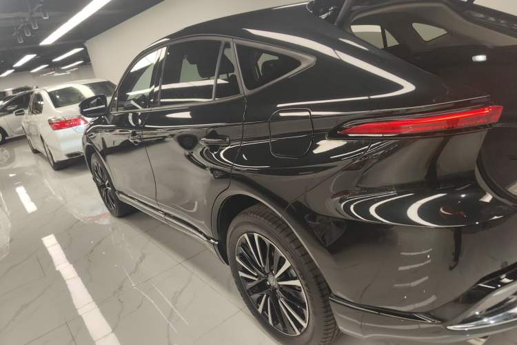 Used Toyota Venza 2023 2.0L CVT Two-Wheel Drive Prestige Version Exterior 3
