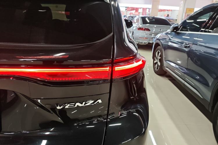 Used Toyota Venza 2023 2.0L CVT Two-Wheel Drive Luxury Edition Exterior 3