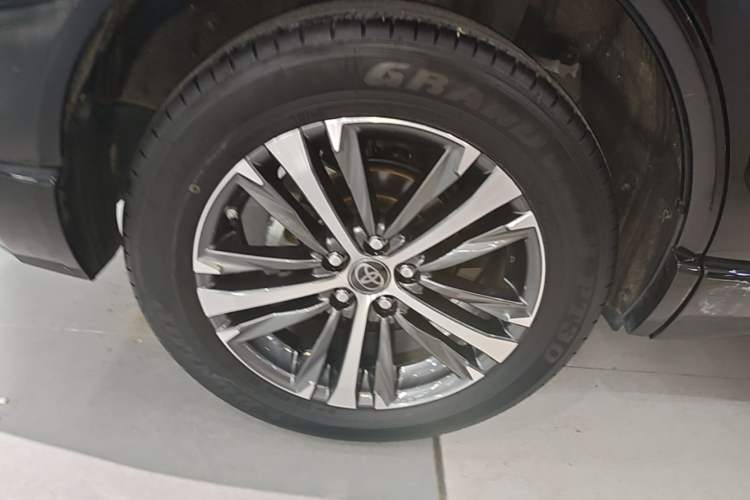 Used Toyota Venza 2023 2.0L CVT Two-Wheel Drive Luxury Edition Exterior 5