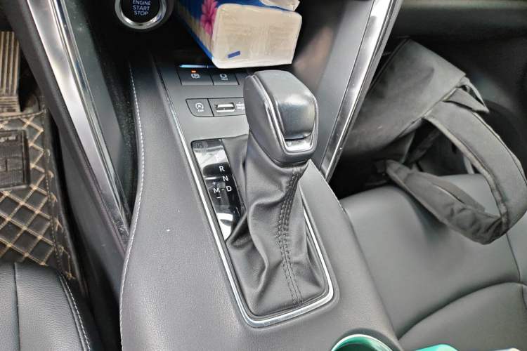 Used Toyota Venza 2023 2.0L CVT Two-Wheel Drive Luxury Edition Gear Lever