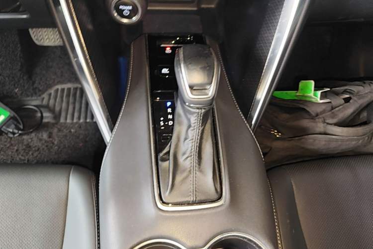 Used Toyota Venza 2023 2.5L Smart Electric Hybrid Dual-Engine Four-Wheel Drive Supreme Edition Gear Lever