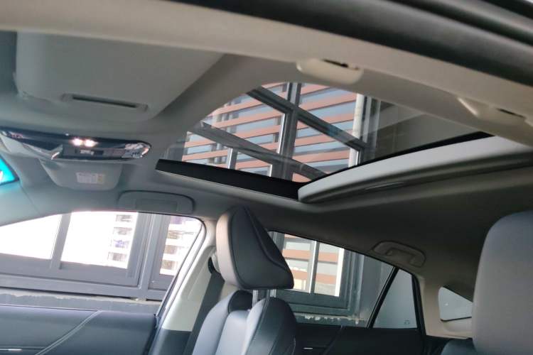 Used Toyota Venza 2023 2.5L Smart Electric Hybrid Dual-Drive Luxury Edition Headliner