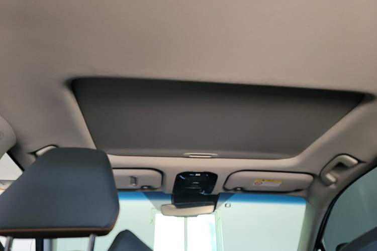 Used Toyota Venza 2023 2.5L Smart Electric Hybrid Dual-Drive Prestige Version Headliner