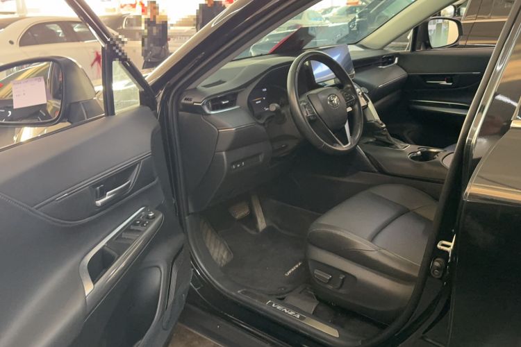 Used Toyota Venza 2023 2.0L CVT Two-Wheel Drive Luxury Edition Interior 2