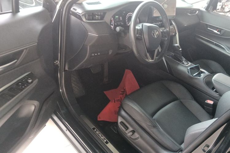 Used Toyota Venza 2023 2.0L CVT Two-Wheel Drive Luxury Edition Interior 3