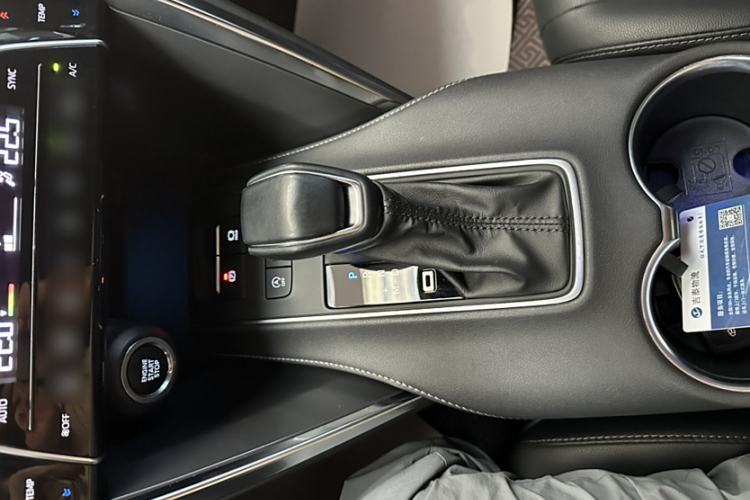 Used Toyota Venza 2023 2.0L CVT Two-Wheel Drive Luxury Edition Interior 3